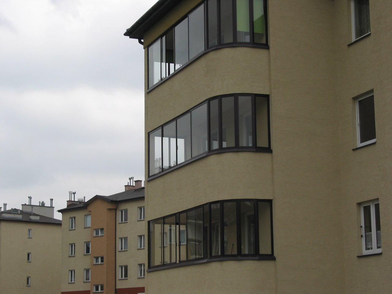 Zabudowa balkonów w warszawskim bloku